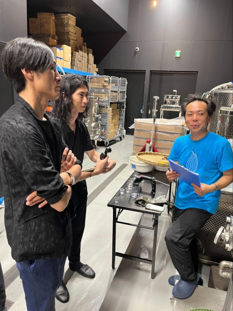 蒸溜家の岩崎さんに質問をするGinYaMEDIAの小山さん