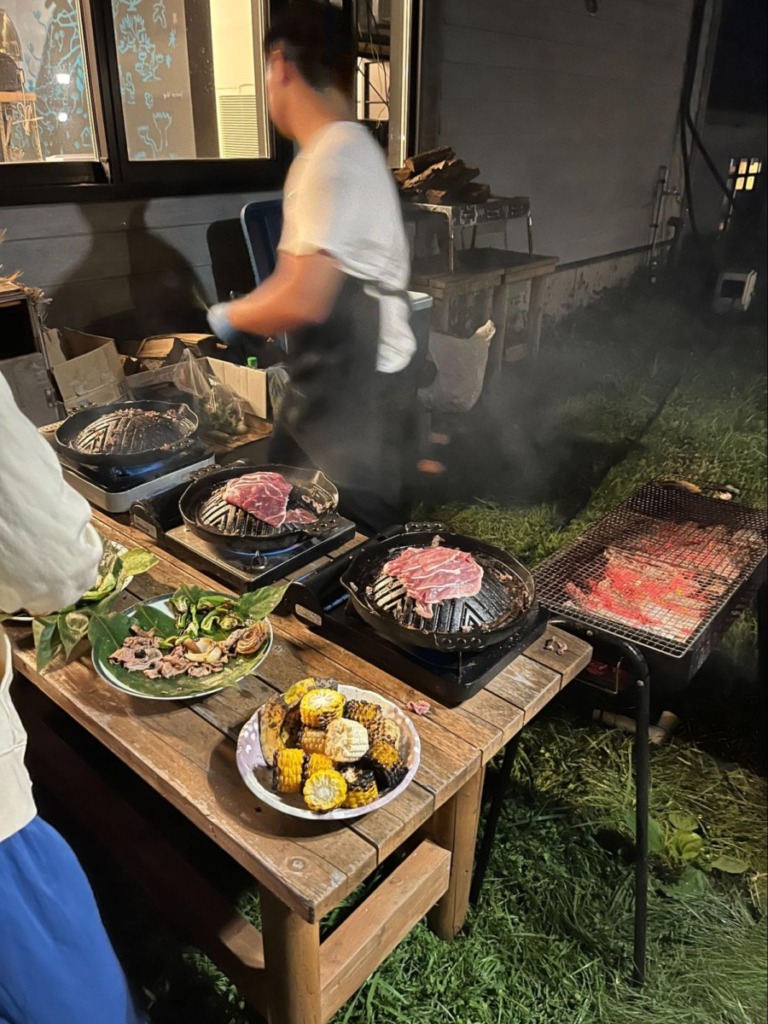 積丹しおかぜ羊をBBQ形式で焼く様子