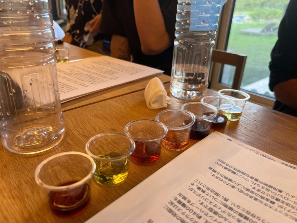 試飲用に並べられた薬草酒