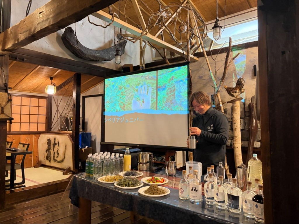 カクテルを作成するバーテンダー鹿山氏