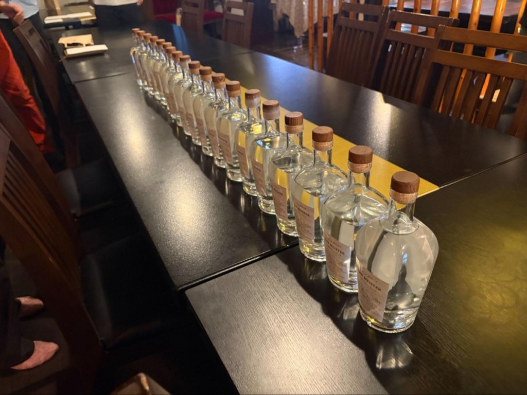 すらりと並んだ卒業ボトル