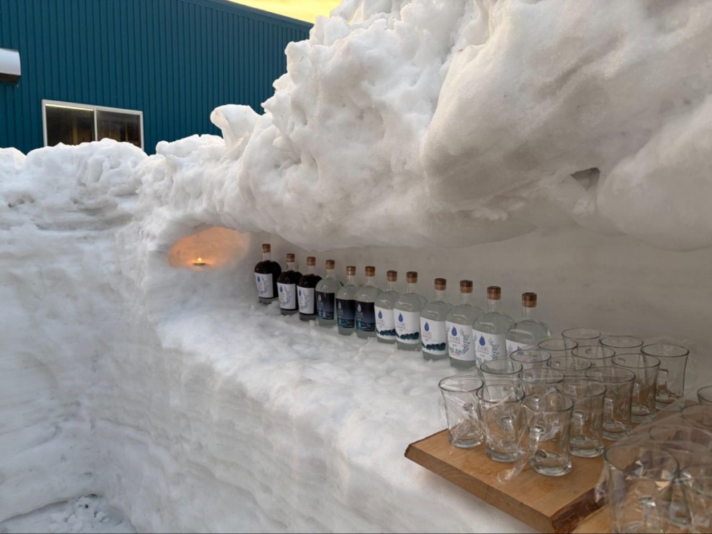 雪の中で冷やされるクラフトジン「火の帆」