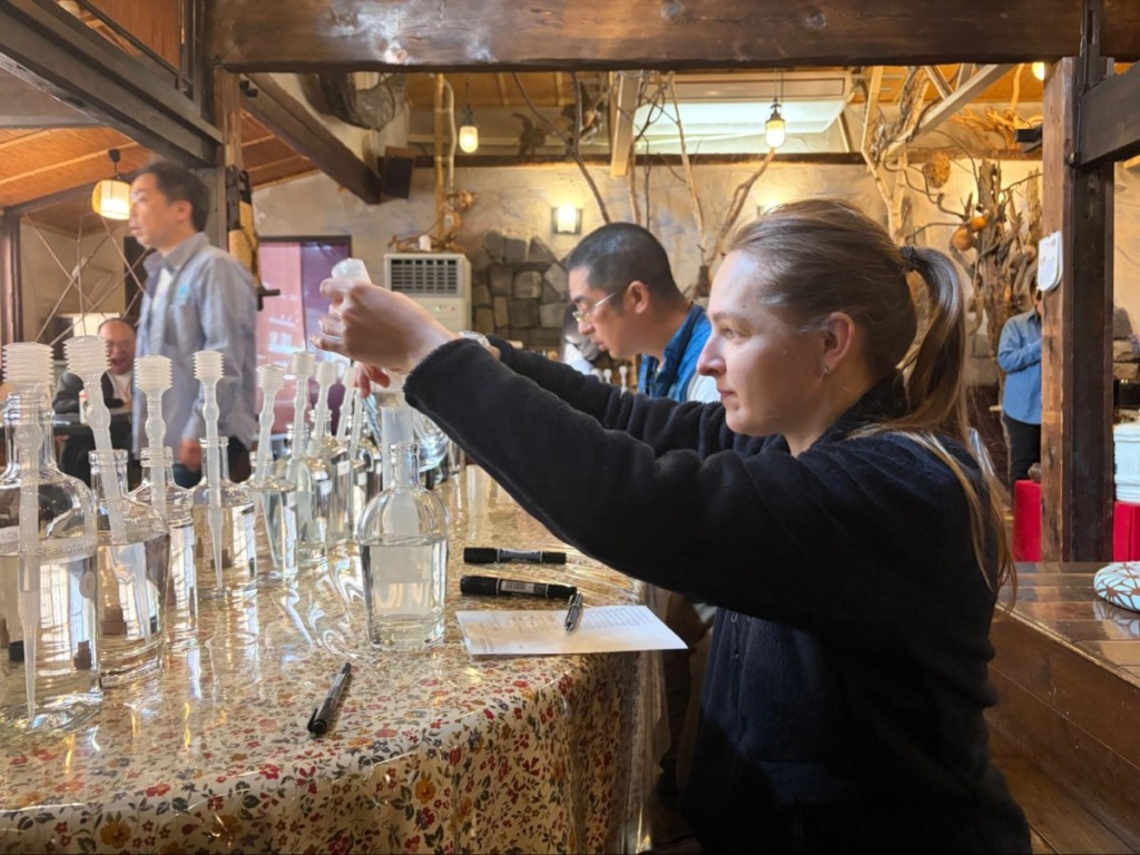 ボトリングをするジェーニャさん