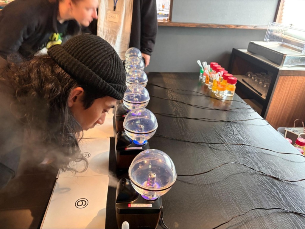 香りを比べる参加者の様子