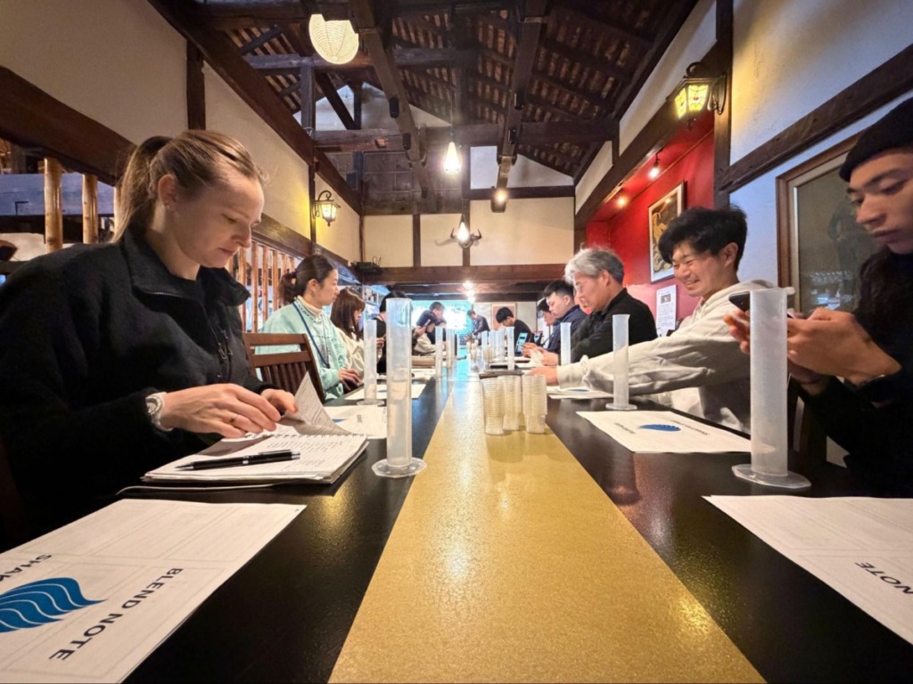 真剣な眼差しで配合比率を決める参加者の様子