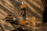 商品ラベル付きCARROT CAKE SPICE GINのボトルとグラス、キャロットケーキ