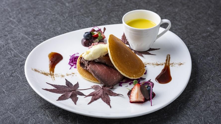 ローストビーフパンケーキとかぼちゃのポタージュのメインプレート