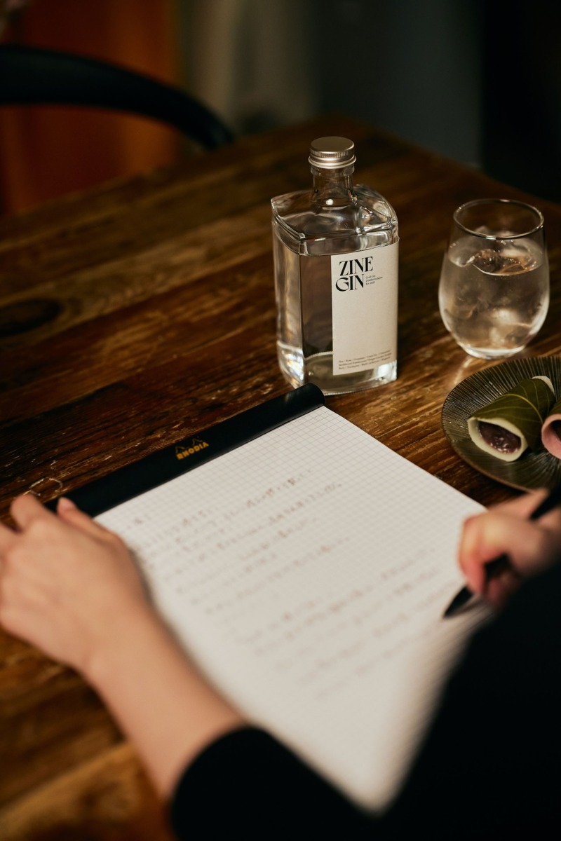 ZINE GINのボトルとグラス